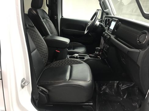 Used 2022 Jeep Wrangler Unlimited Sahara AWD/4WD image 23