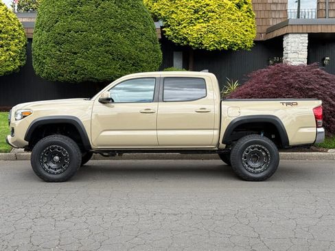 Used 2017 Toyota Tacoma TRD Off-Road AWD/4WD image 2