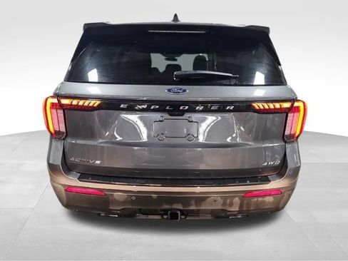Used 2025 Ford Explorer Active AWD/4WD image 6