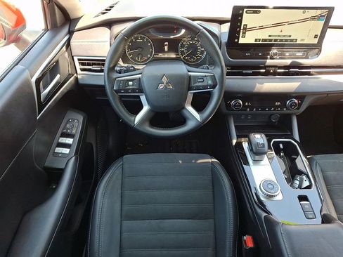 Used 2025 Mitsubishi Outlander SE AWD/4WD image 13