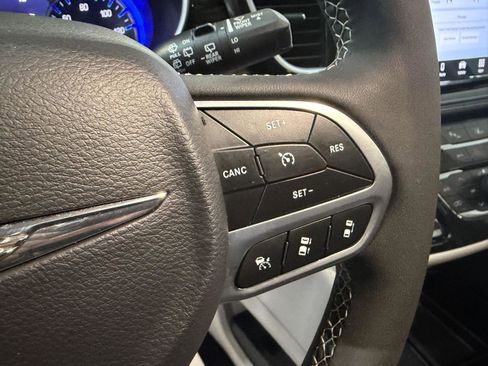 Used 2024 Chrysler Pacifica Limited FWD image 11