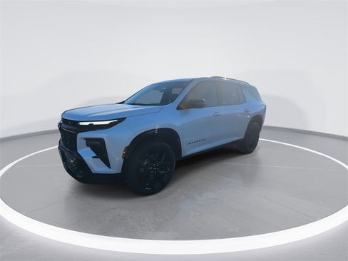 Used 2025 Chevrolet Traverse RS image 4