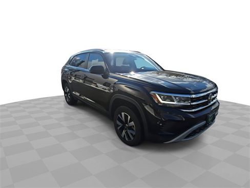 Used 2022 Volkswagen Atlas Cross Sport SE image 2