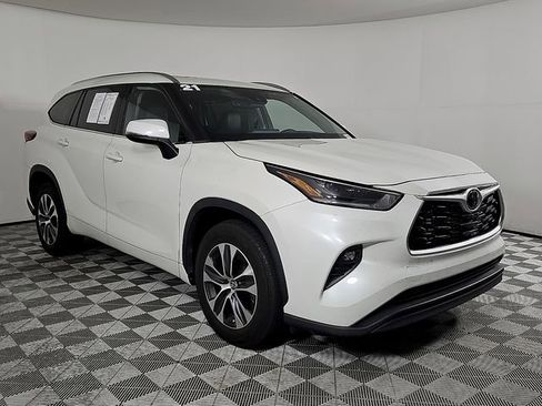 Used 2021 Toyota Highlander XLE FWD image 3