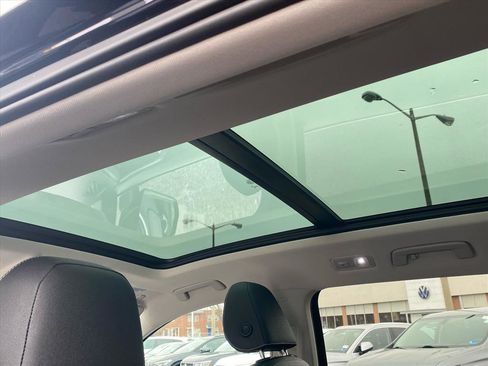 Certified 2023 Volkswagen Taos SE w/ Panoramic Sunroof Package image 21