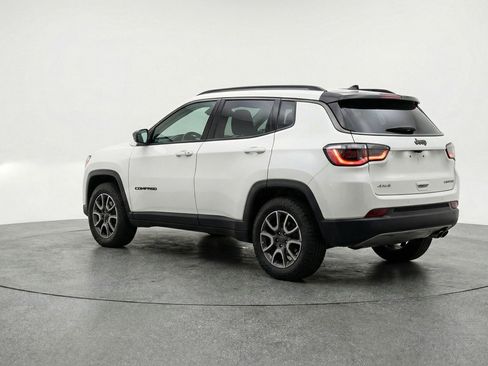 Used 2025 Jeep Compass Trailhawk image 6