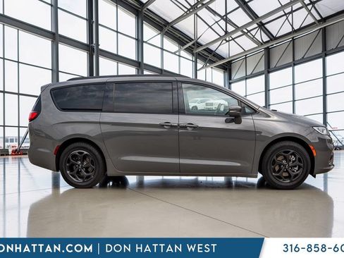 Used 2021 Chrysler Pacifica Touring w/ S Appearance Package FWD image 33