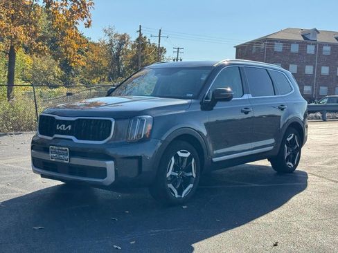 Used 2024 Kia Telluride EX w/ EX Captain's Chair Package image 8