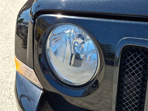 Used 2017 Jeep Patriot High Altitude AWD/4WD image 9