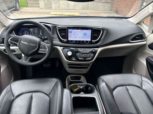Used 2024 Chrysler Pacifica Touring-L FWD image 6