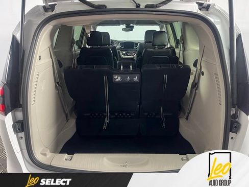 Used 2021 Chrysler Pacifica Touring-L FWD image 12