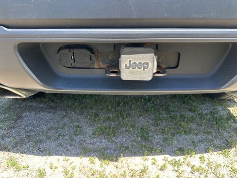 Used 2019 Jeep Cherokee Latitude w/ Cold Weather Group AWD/4WD image 14