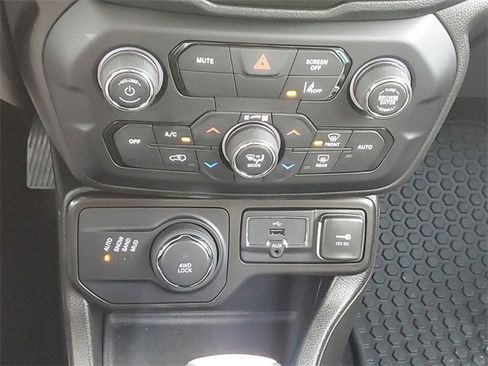 Used 2023 Jeep Renegade Limited image 20