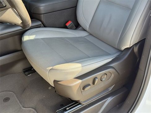 Used 2022 GMC Yukon XL SLT w/ SLT Premium Package image 14