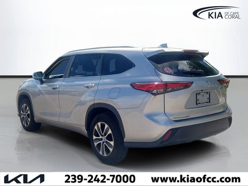 Used 2023 Toyota Highlander XLE FWD image 4