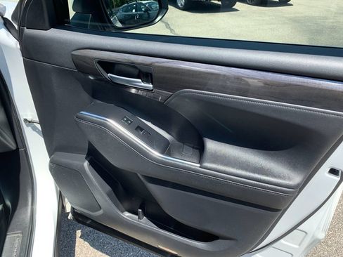 Used 2023 Toyota Highlander Platinum FWD image 20