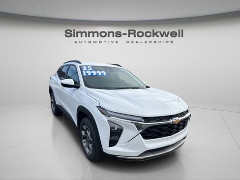 Used 2025 Chevrolet Trax LT w/ LT Convenience Package FWD image 5