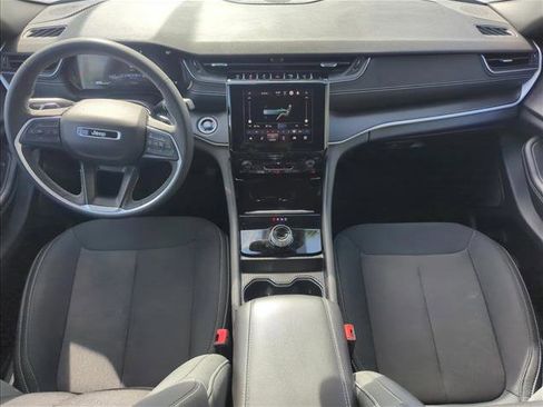 Used 2024 Jeep Grand Cherokee Laredo image 14