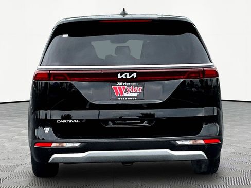 Used 2024 Kia Carnival EX FWD image 5