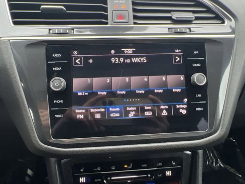 Used 2022 Volkswagen Tiguan SE image 18