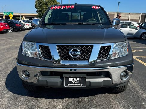 Used 2014 Nissan Frontier SL w/ SL Moonroof Package image 2