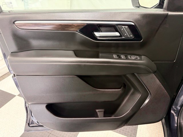 Used 2025 Chevrolet Suburban Z71 AWD/4WD image 17