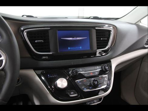 Used 2023 Chrysler Voyager LX FWD image 9