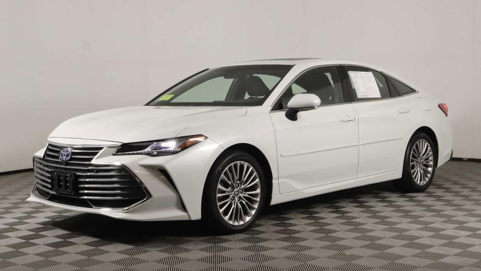 Used 2022 Toyota Avalon Limited w/ Advanced Safety Package FWD image 3