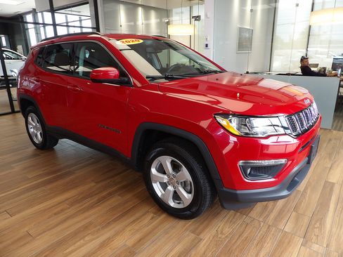 Used 2020 Jeep Compass Latitude w/ Cold Weather Group AWD/4WD image 3