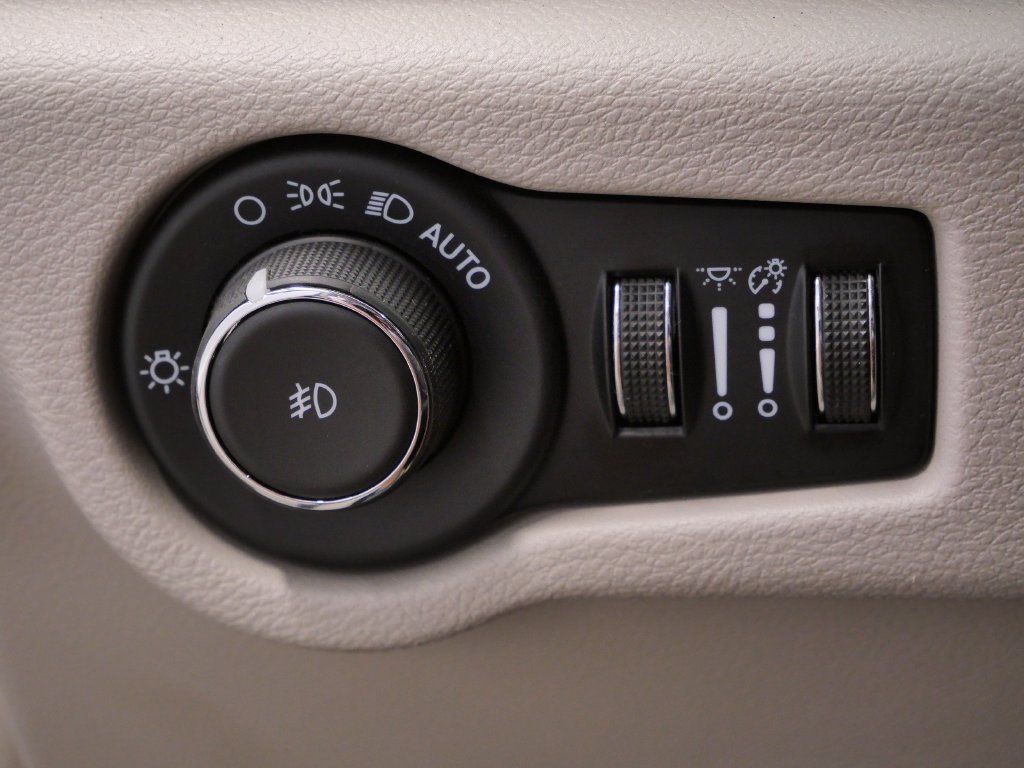 Certified 2023 Chrysler Pacifica Touring-L FWD image 22