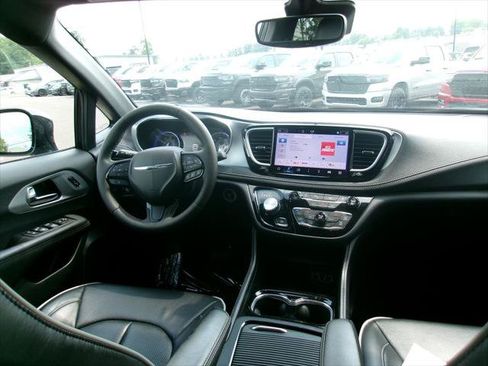 Certified 2025 Chrysler Pacifica Limited FWD image 12