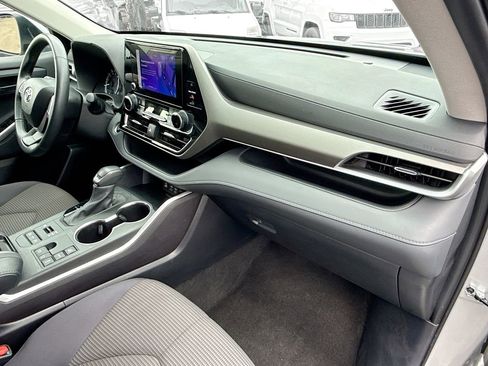 Used 2024 Toyota Highlander LE AWD/4WD image 34