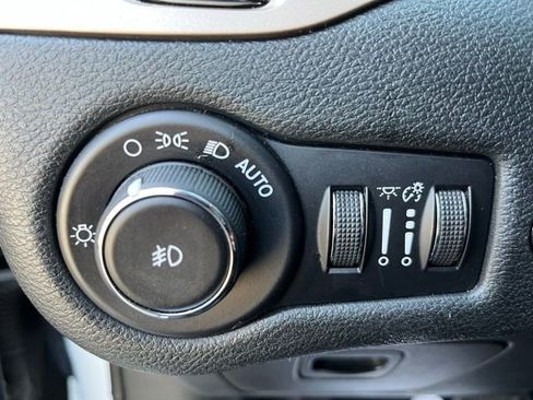 Used 2018 Jeep Cherokee Limited image 15