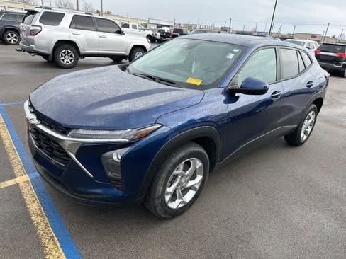 Used 2024 Chevrolet Trax LS w/ LS Convenience Package image 2