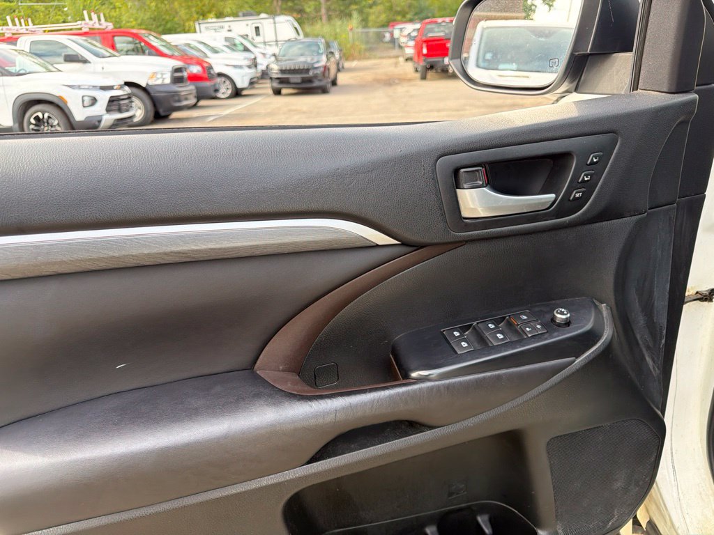 Used 2017 Toyota Highlander Limited AWD/4WD image 11