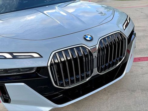 Used 2025 BMW 740i xDrive AWD/4WD image 39
