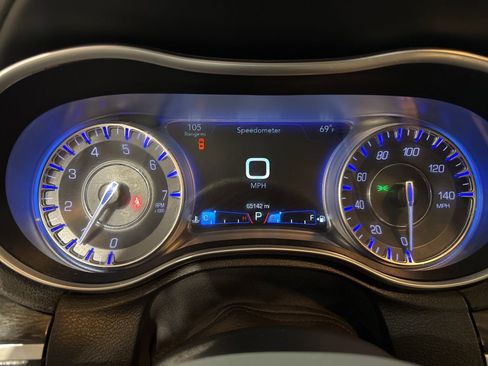 Used 2017 Chrysler 300 Limited image 14