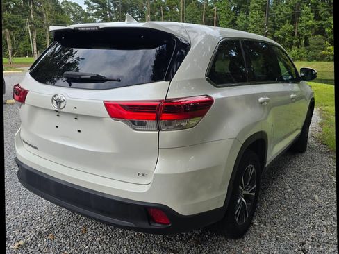 Used 2019 Toyota Highlander Plus FWD image 11