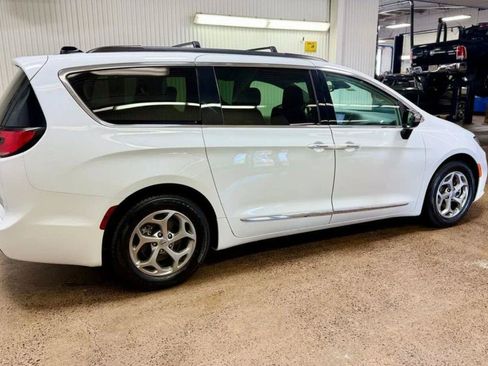 Certified 2023 Chrysler Pacifica Limited FWD image 4