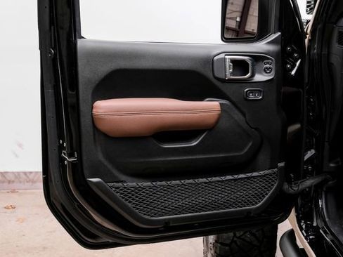 Used 2025 Jeep Wrangler Unlimited Rubicon w/ Technology Group image 77