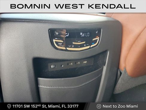 Used 2019 Cadillac Escalade ESV Premium Luxury image 16