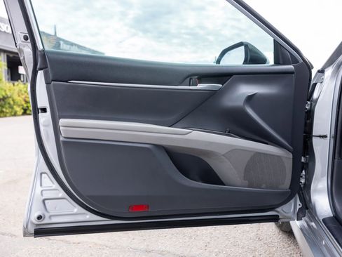 Used 2021 Toyota Camry LE image 10