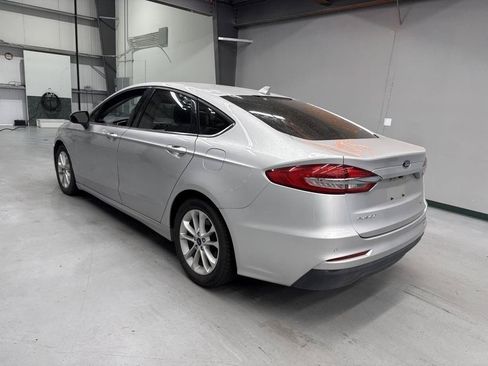 Used 2019 Ford Fusion SE FWD image 4