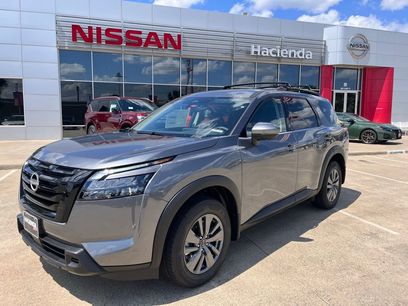 New 2025 Nissan Pathfinder SV w/ Black Appearance Package