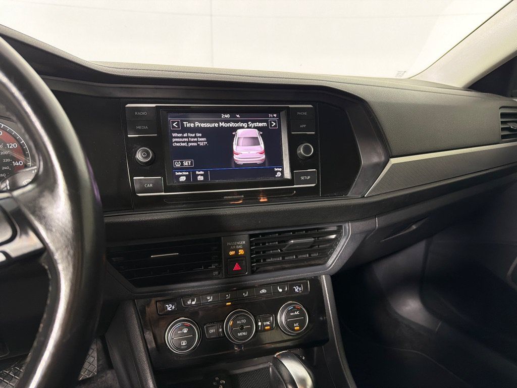 Used 2019 Volkswagen Jetta SE w/ Cold Weather Package FWD image 16