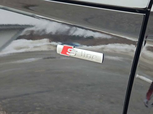 Used 2024 Audi Q5 e Premium Plus w/ Premium Plus Package image 3