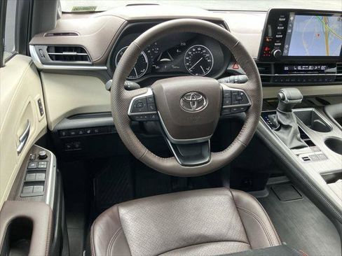 Certified 2023 Toyota Sienna Platinum image 17