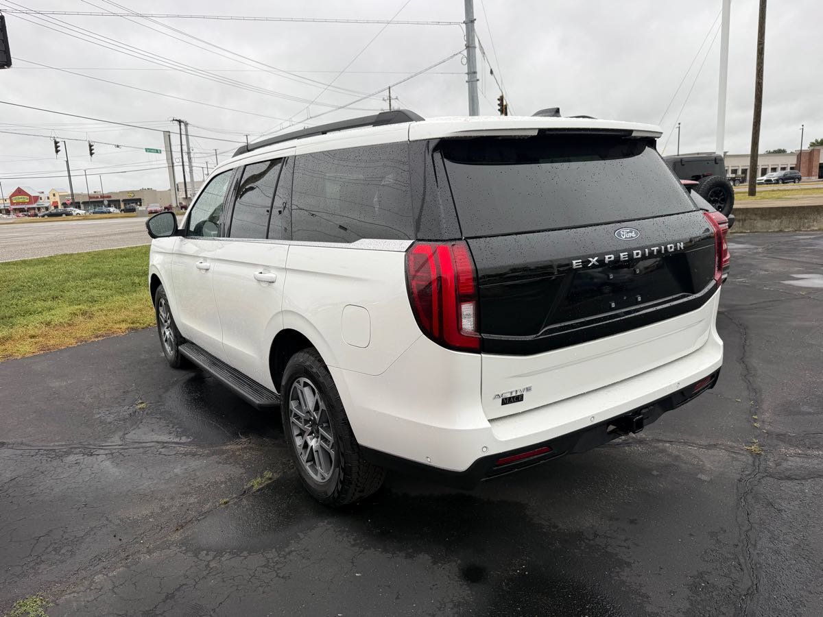 Used 2025 Ford Expedition Active AWD/4WD image 4