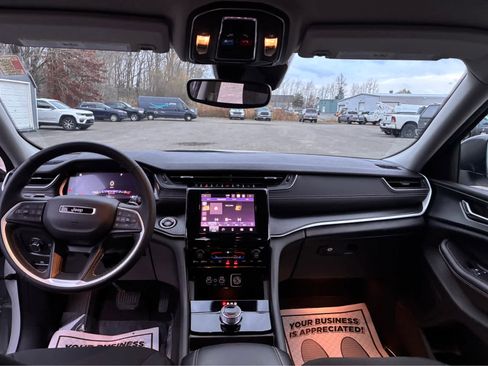 Used 2024 Jeep Grand Cherokee Laredo image 9