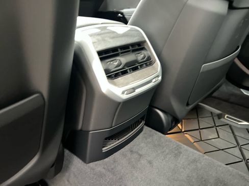 Used 2025 BMW 760i xDrive w/ Premium Package image 17